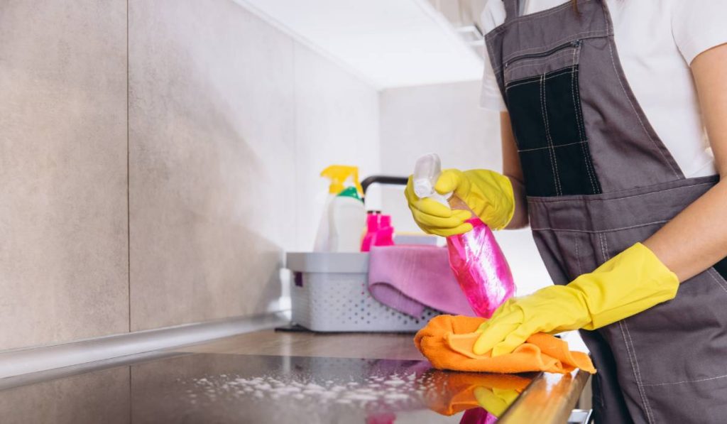 Cât de PERICULOASE sunt produsele de curățenie: Ce NU amesteci niciodată!