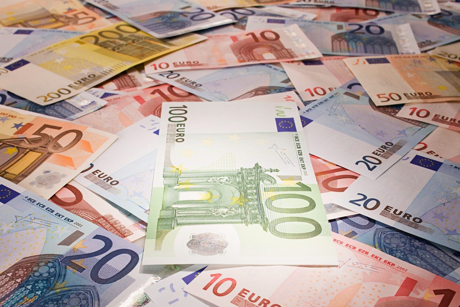 Fonduri UE: Fermierii și antreprenorii pot lua 20 mil eur pentru panouri solare (ghid afir)