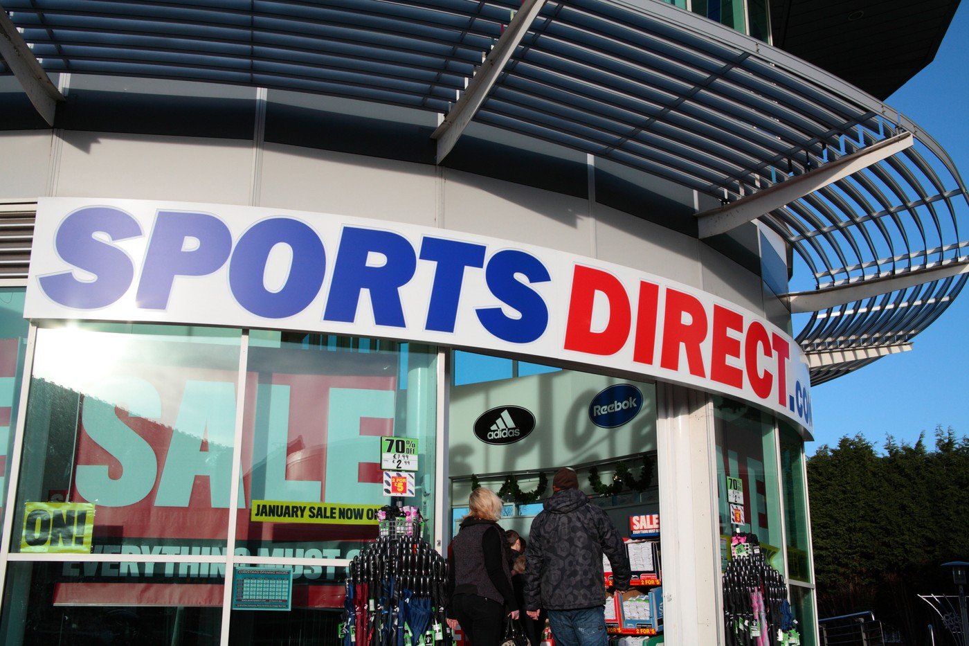 HERVIS se retrage din România: Frasers Group închide magazinele treptat București – Grupul FRASERS, cel mai mare retailer de echipamente sportive din Marea Britanie, se pregătește să retragă brandul de magazine HERVIS din România