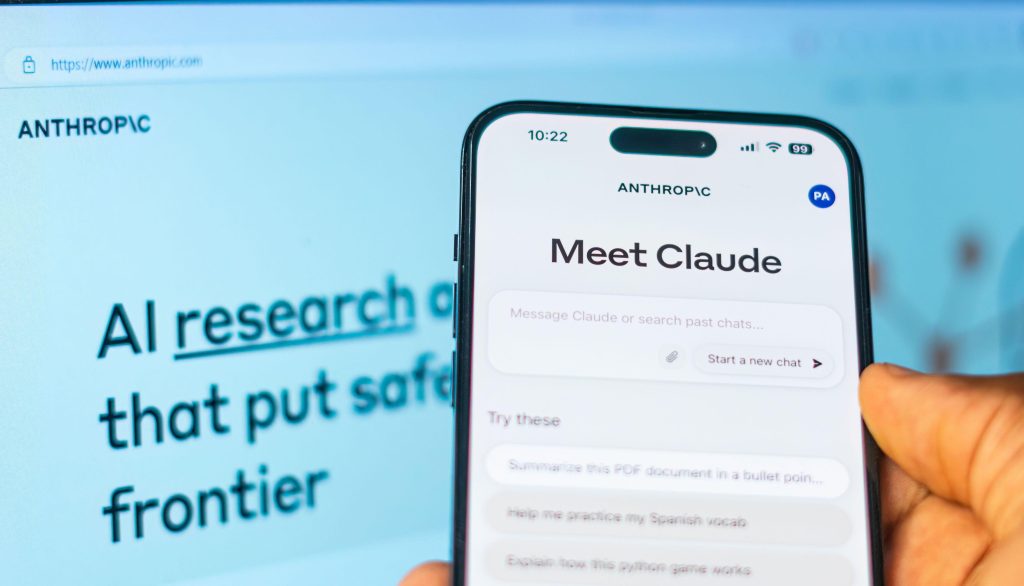 Anthropic, compania de inteligență artificială renumită pentru chatbotul Claude, a dezvăluit un model AI capabil să identifice vulnerabilități de securitate cibernetică
