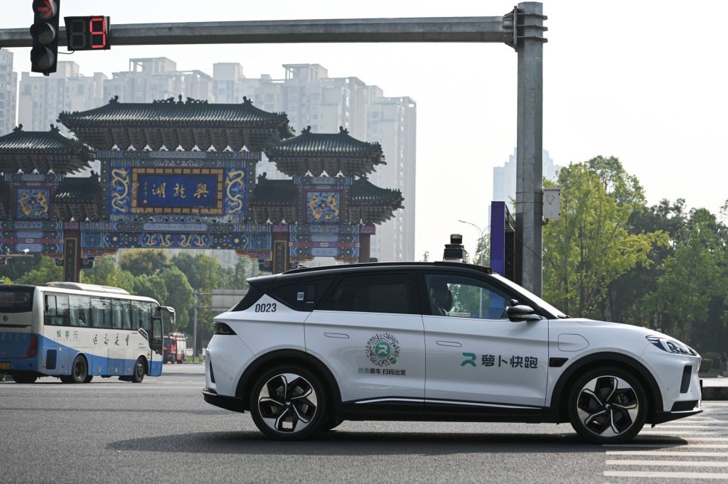 Pană generală pentru robotaxiurile din Wuhan: „Defecțiune de sistem” paralizează sute de mașini Wuhan, un oraș important din centrul Chinei, a fost martorul unui incident major care a pus sub semnul întrebării siguranța și fiabilitatea serviciilor de robotaxi