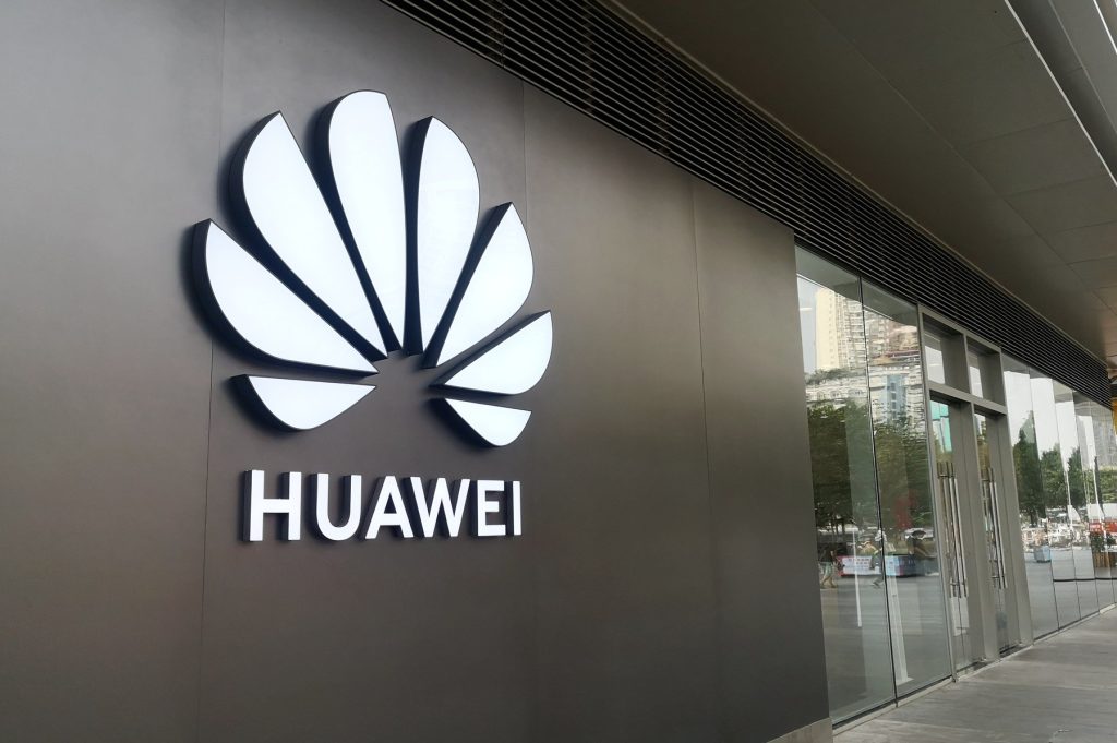 Huawei, mare lovitură: Noul telefon pliabil le dă clasă lui Apple și Samsung