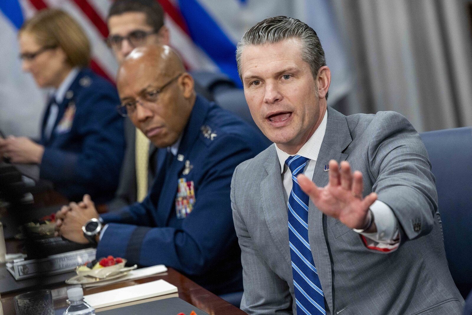 Americanii își pot aduce armele personale în cazărmi: Decizia controversată a lui PETE HEGSETH WASHINGTON – Militarii americani vor avea, începând de acum, permisiunea de a deține arme personale în cazărmi