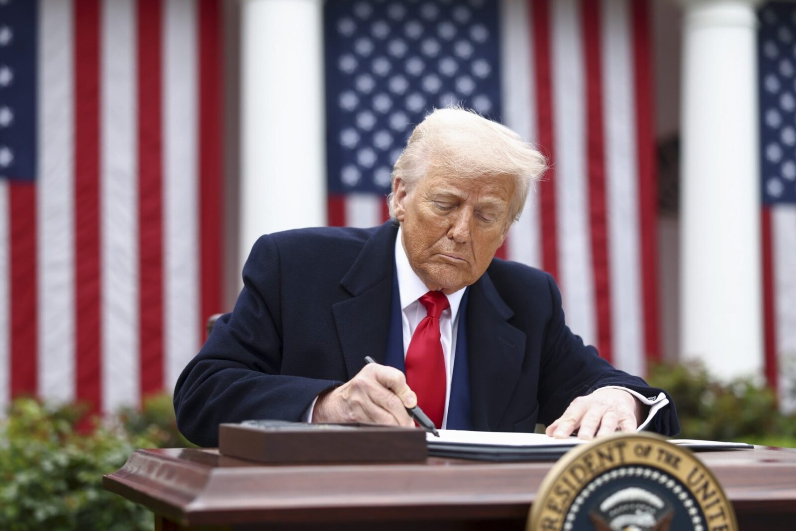 SUA negociază cu Iranul: 20 miliarde dolari cash pentru uraniu, anunță Donald Trump