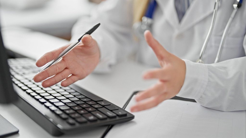 Concediul medical, un drept pentru angajați în diverse situații, de la boli obișnuite la sarcină și accidente, este un aspect important al legislației muncii