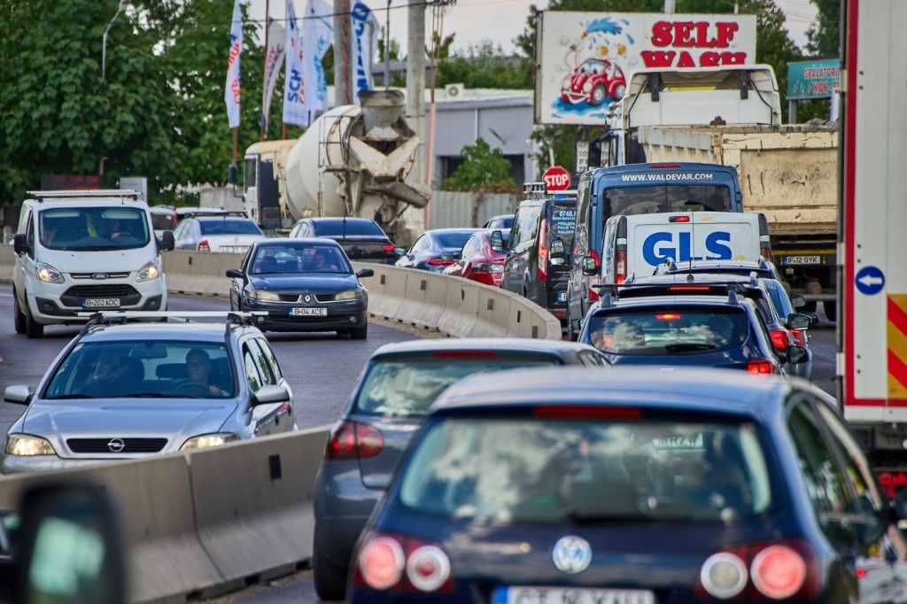 Parcul auto românesc îmbătrânește: Două treimi din mașini au peste 16 ani Situația parcului auto din România este alarmantă, cu peste două treimi din mașinile înmatriculate având o vechime de peste 16 ani