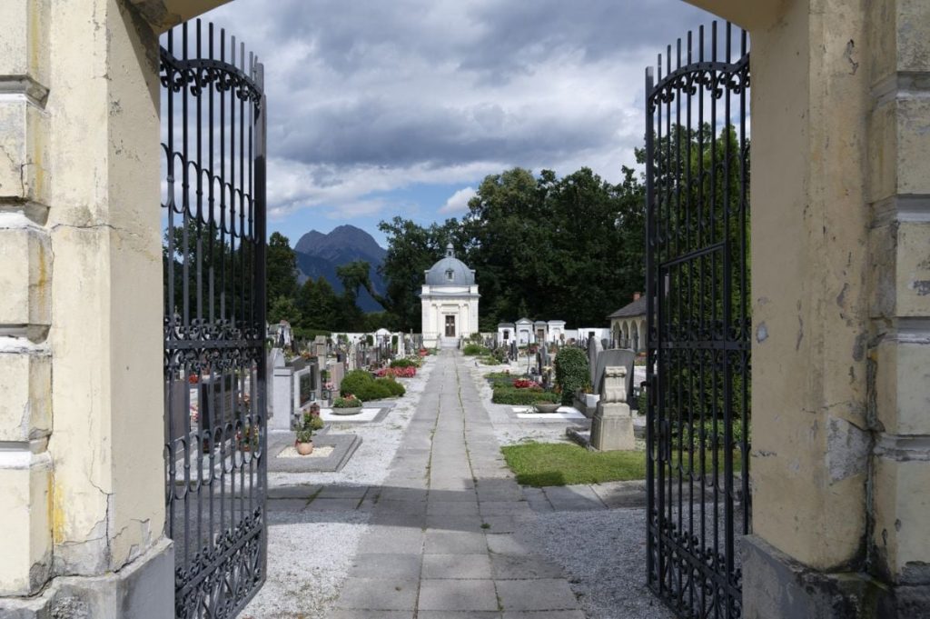 Profanări macabre în Austria: Hoți scot AUR din morți