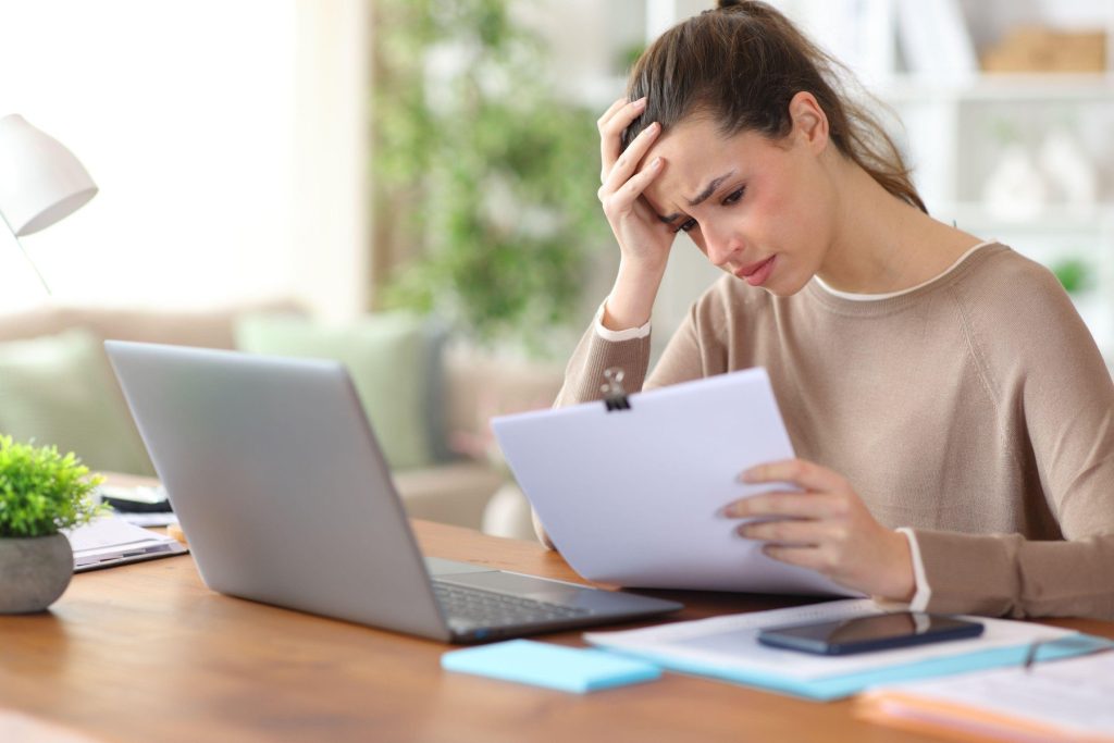 Când statul uită de facturi, firmele mici din România se prăbușesc