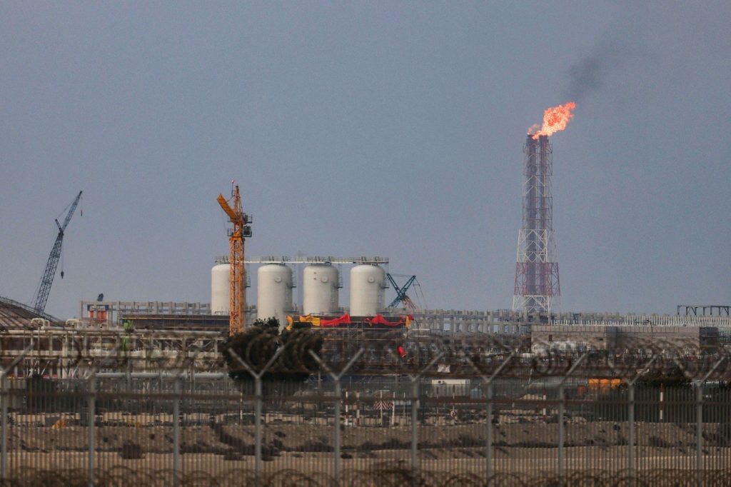 O declarație aparent banală a economistului șef al Băncii Europene pentru Reconstrucție și Dezvoltare (BERD) dezvăluie o perspectivă sumbră asupra crizei energetice globale: infrastructura afectată va necesita între trei și cinci ani pentru a fi repusă în funcțiune