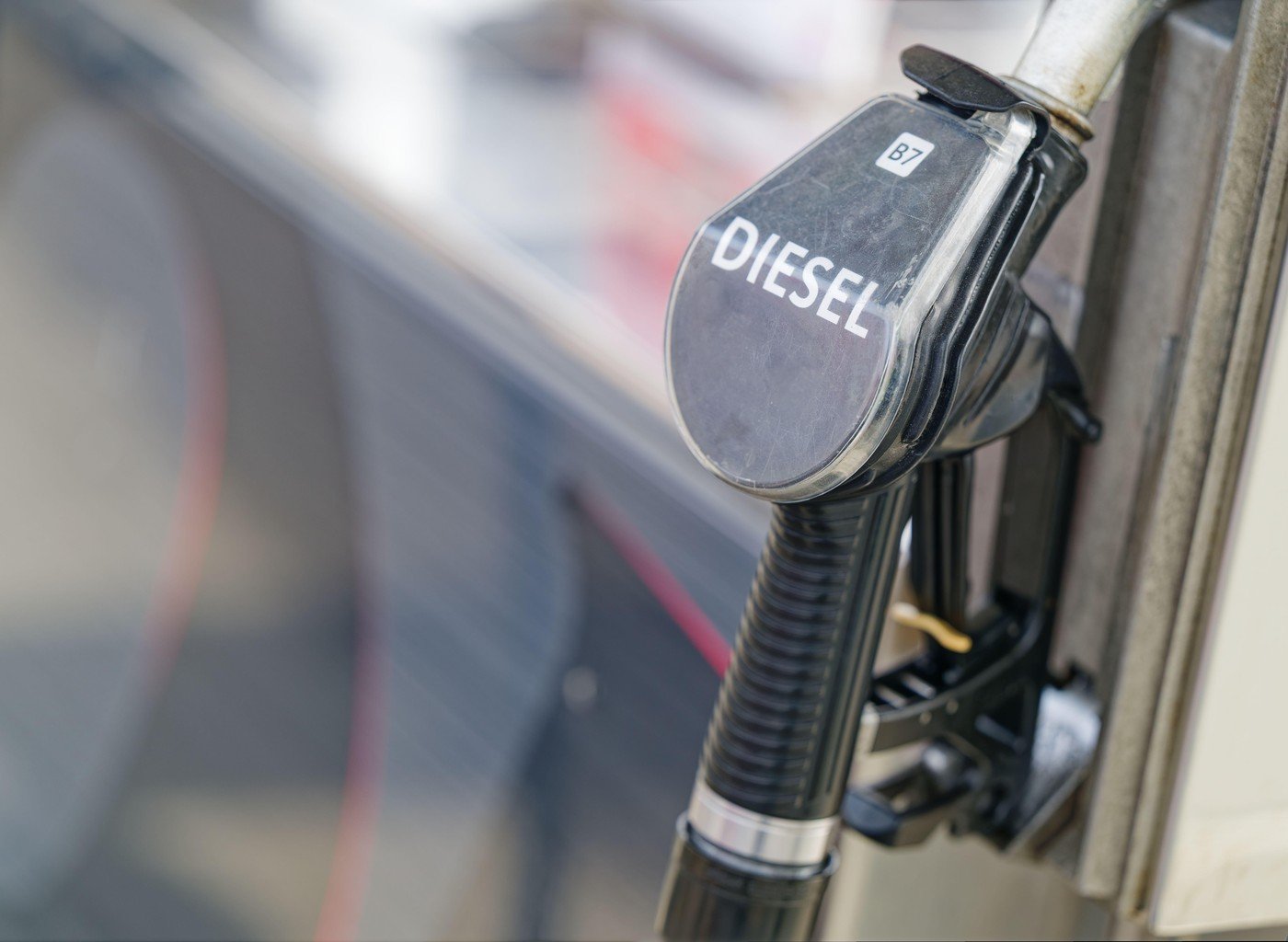 Motorina se ieftinește azi: Cel mai mic preț din ultima perioadă. Cât mai e acciza?