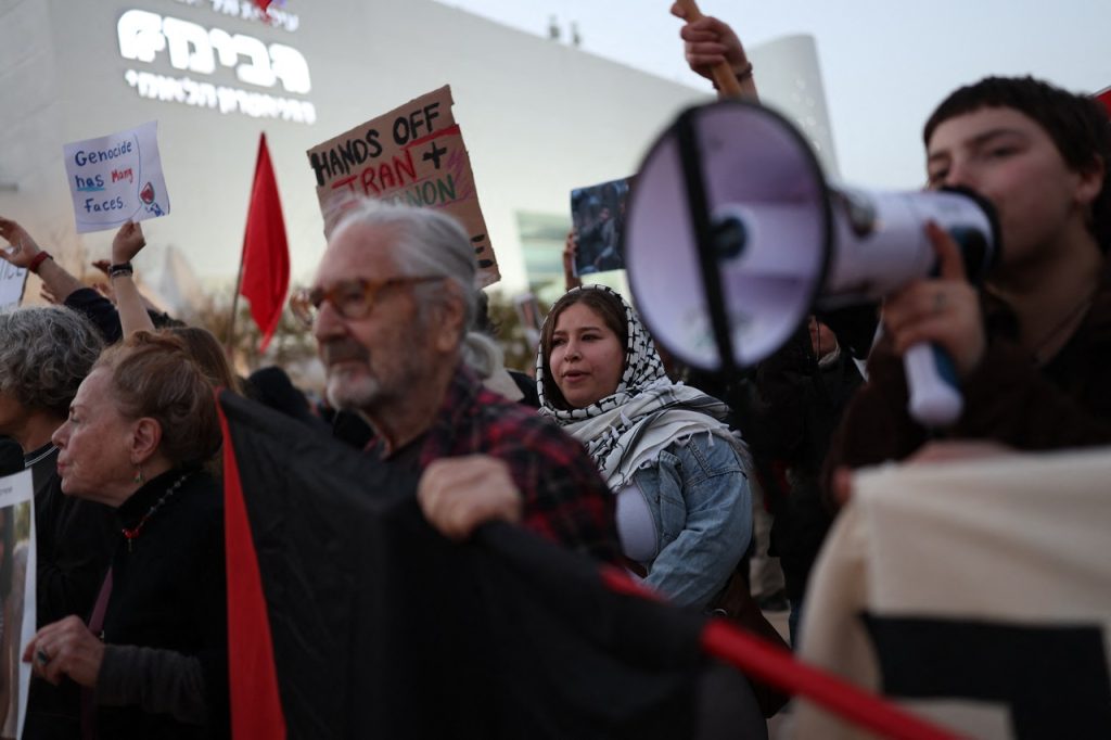 O mie de oameni au protestat sâmbătă seara în TEL AVIV împotriva războiului purtat de Israel împotriva IRANULUI și HEZBOLLAH în Liban, cerând încetarea ostilităților