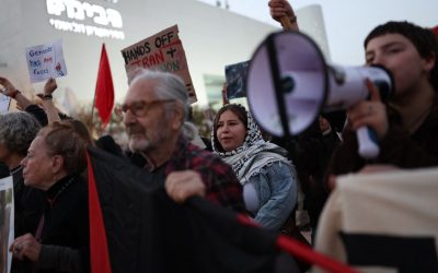 O mie de oameni au protestat sâmbătă seara în TEL AVIV împotriva războiului purtat de Israel împotriva IRANULUI și HEZBOLLAH în Liban, cerând încetarea ostilităților