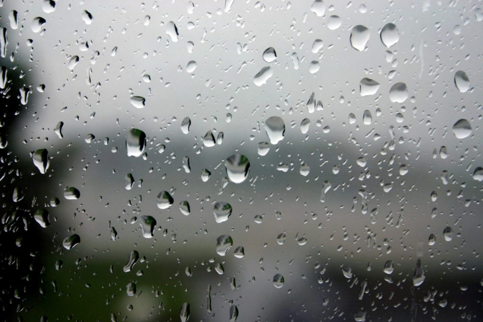 Bucureștiul, sub asediu: Temperaturi în scădere și ploi în rafale săptămâna viitoare