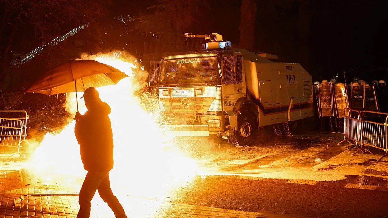 Arestări în Tirana: Scandal cu parlamentari spitalizați după proteste