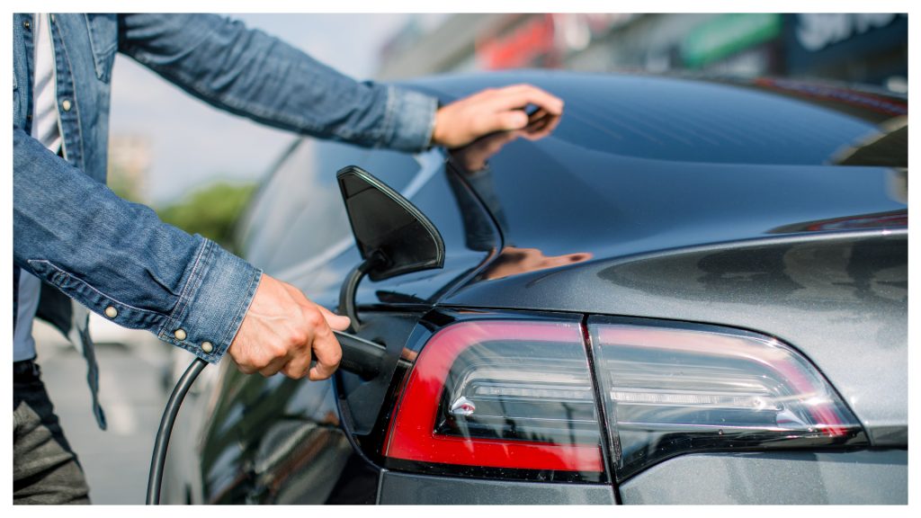 Mașinile electrice, asalt în Europa: Benzina scumpă, vânzări record