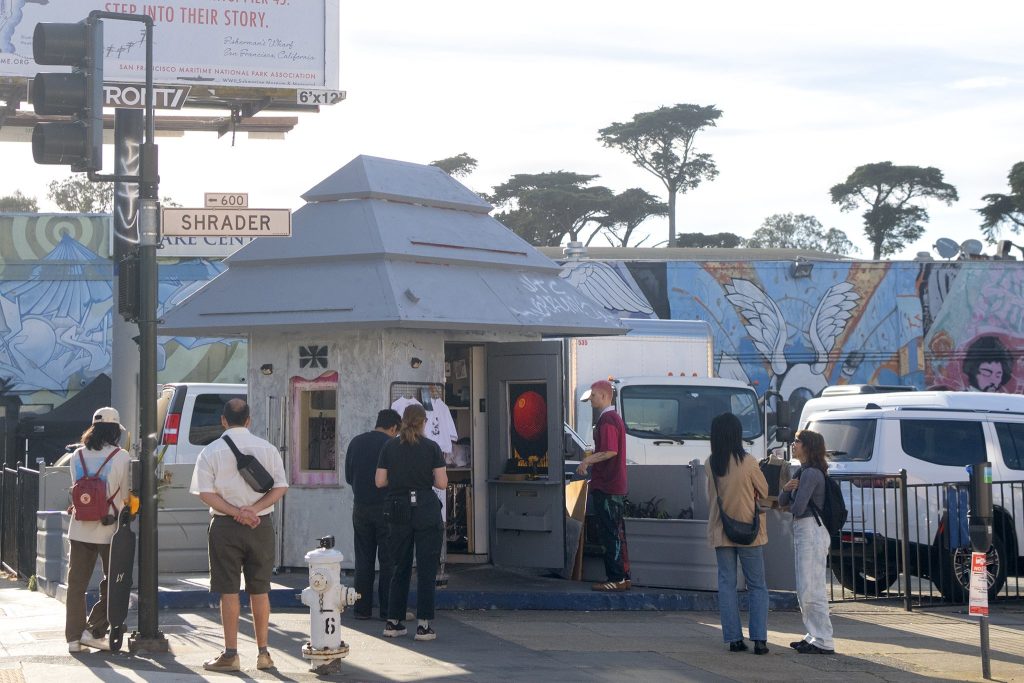 O fostă cabină foto Fotomat din San Francisco devine stație de radio, revitalizând un cartier SAN FRANCISCO – Un simbol al trecutului, o mică cabina foto Fotomat, abandonată pe o stradă din San Francisco, a primit o nouă viață