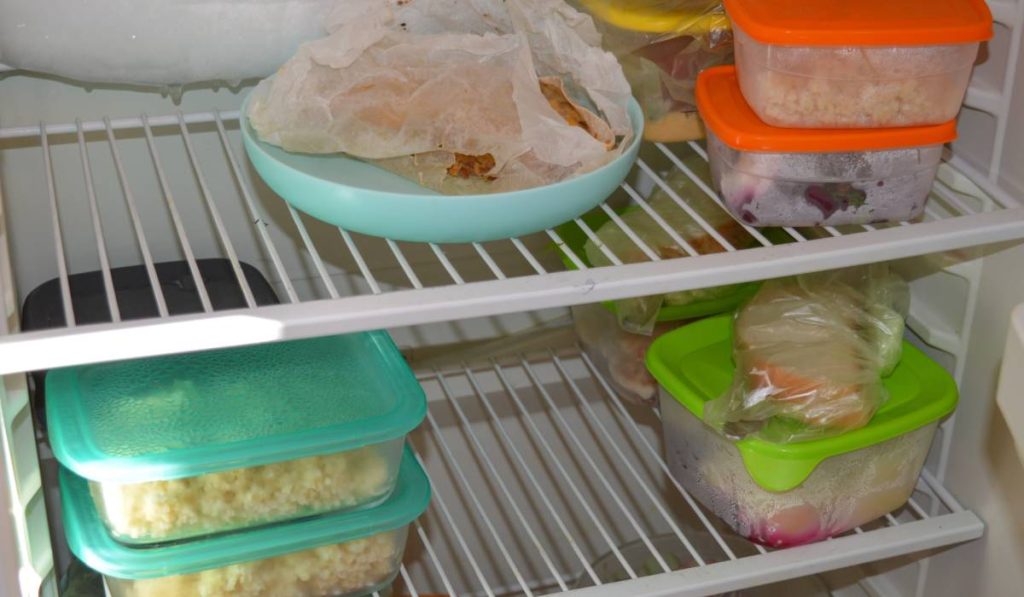 Cât rezistă mâncarea-n frigider? Greșelile fatale care provoacă toxiinfecții