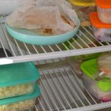 Cât rezistă mâncarea-n frigider? Greșelile fatale care provoacă toxiinfecții