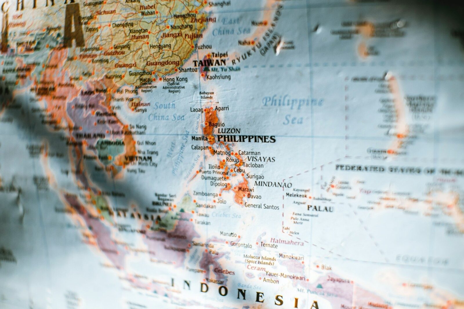 Agricultorii din PHILIPPINE se confruntă cu o criză dramatică: sunt forțați să-și lase recoltele să putrezească pe câmp din cauza costurilor de producție tot mai mari, exacerbate de scumpirea carburanților, după cum relatează surse externe