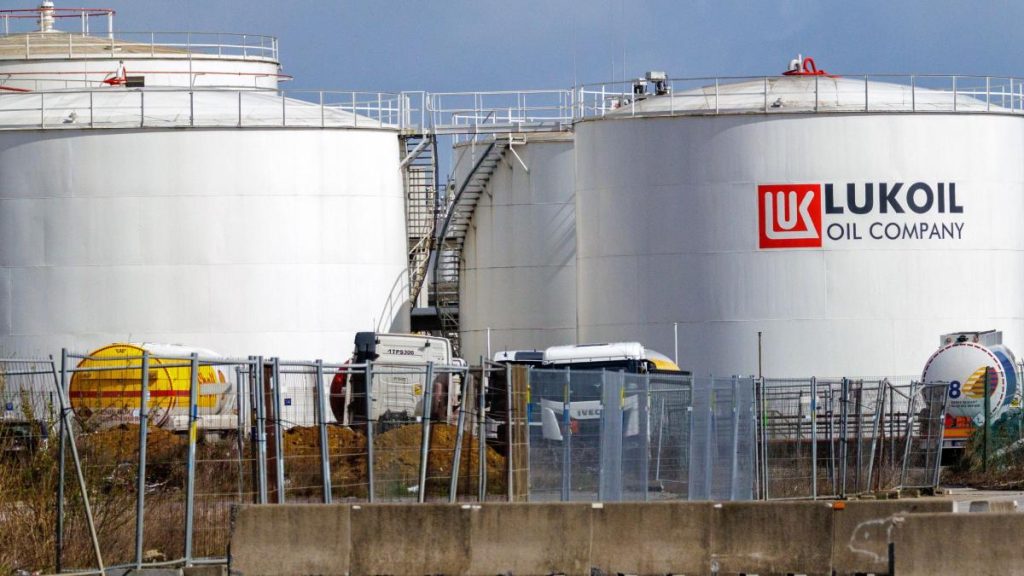 România, pe cale să repornească rafinăria Petrotel Lukoil. Ivan: Prețuri mai mici