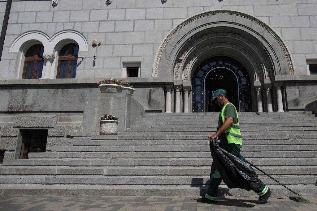 Primăria Sectorului 1 a plătit aproape 18.000 de euro pentru servicii de curățenie stradală neefectuate, după ce Curtea de Conturi a descoperit suprafețe supradimensionate ale trotuarelor în raportul de audit financiar