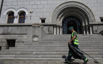 Primăria Sectorului 1 a plătit aproape 18.000 de euro pentru servicii de curățenie stradală neefectuate, după ce Curtea de Conturi a descoperit suprafețe supradimensionate ale trotuarelor în raportul de audit financiar