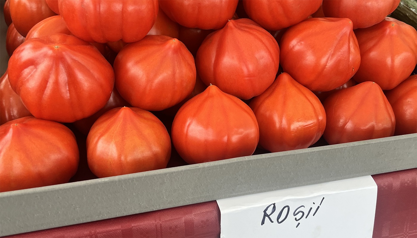 Roșiile, mai scumpe ca carnea, în Piața Obor, cu 4 zile înainte de Paște