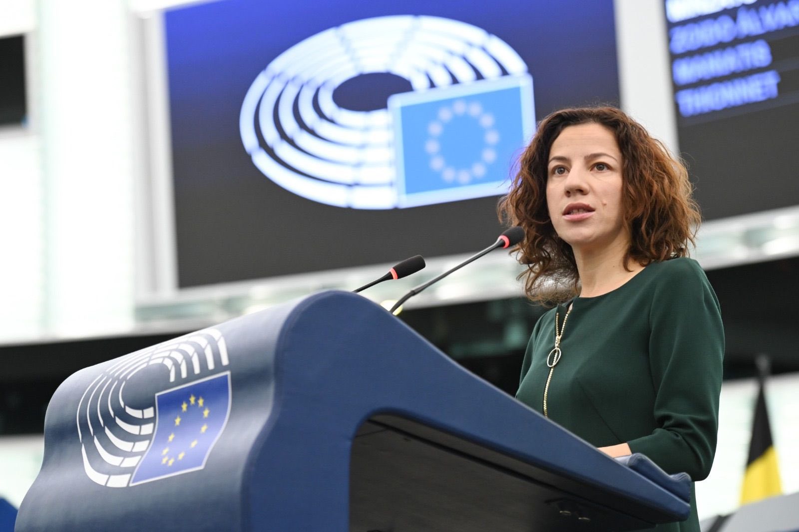 România Realocă 2,8 Miliarde de Euro din Fonduri Europene pentru Prioritățile UE București – România își reconfigurează finanțările europene, redirecționând peste 2,8 miliarde de euro din fondurile alocate prin Politica de Coeziune 2021-2027 către patru dintre cele cinci noi priorități ale Uniunii Europene