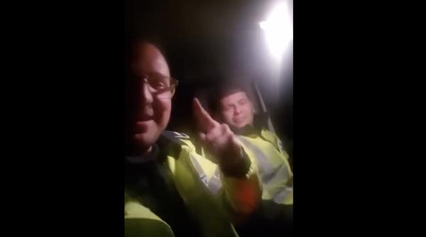 Polițiști petrecăreți: Manele în autospecială, permisul pe butuci VIDEO