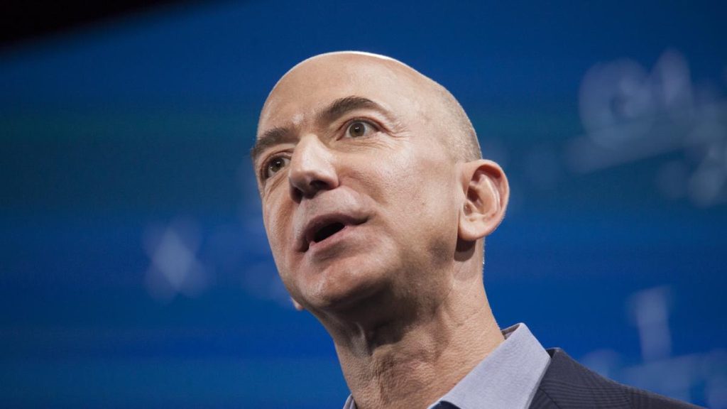 Bezos, SURPRINS CU SALARIU MIC! Cât câștigă ȘEFUL Amazon, dar cheltuie pe AVIONUL său