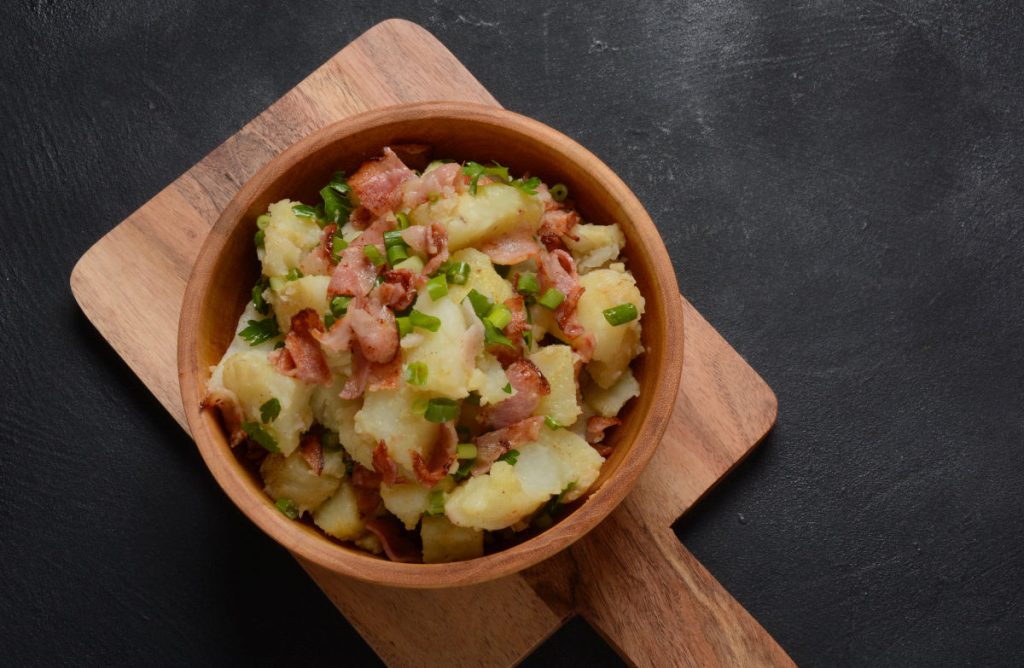 Ouă de Paște refolosite: Salata bavareză, un deliciu din bucătăria românească