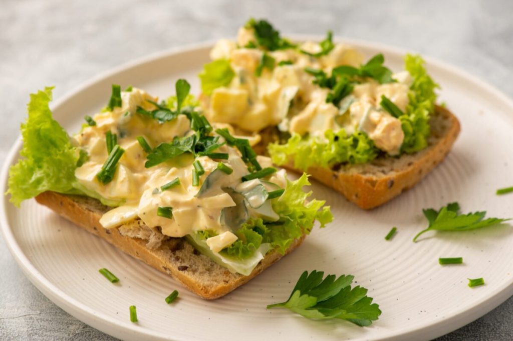 O salată de ouă savuroasă și rapidă: trei rețete care schimbă jocul Vă doriți o gustare rapidă, un prânz delicios sau poate ingredientele perfecte pentru sandvișuri? Salata de ouă este o alegere clasică, dar poate fi reinventată în moduri surprinzătoare