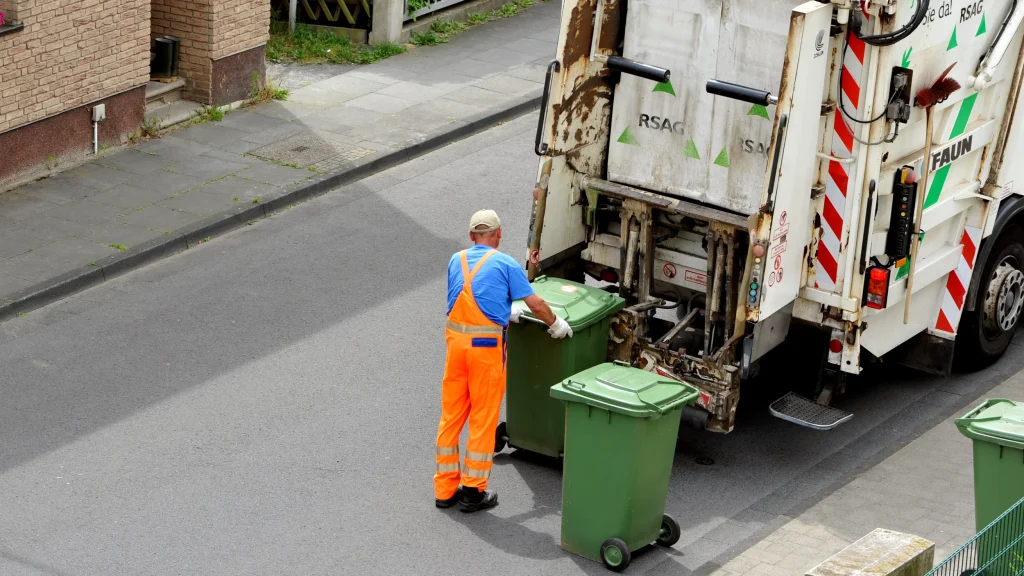 Gunoiul, la control: Proprietarii și administratorii, obligați legal