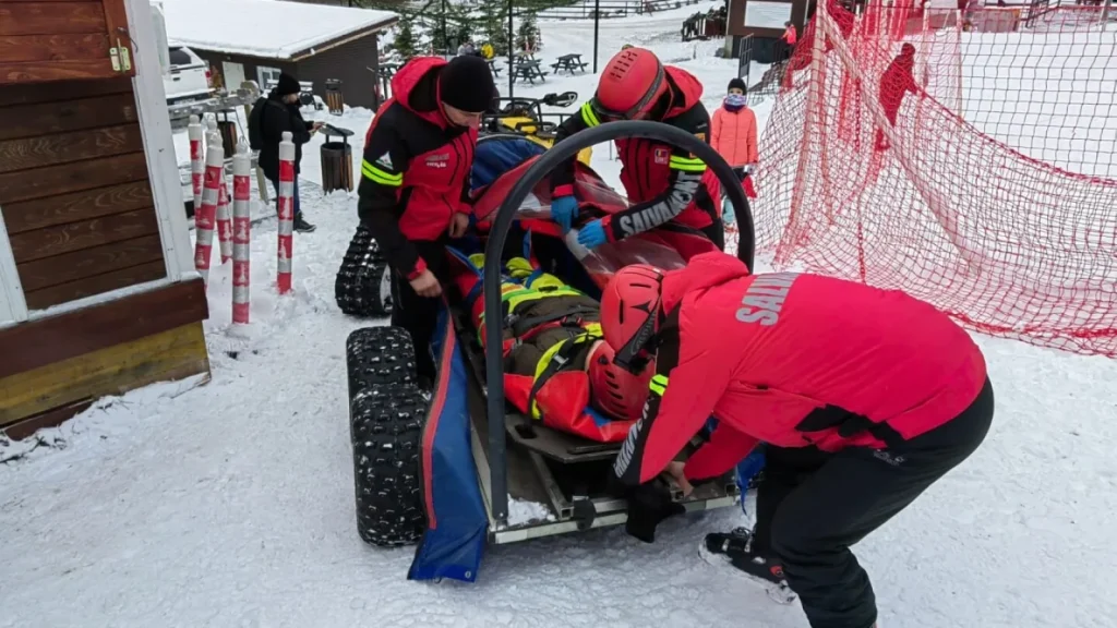 Victimă cu traumatism în Ceahlău, salvată și evacuată. Un turist a făcut infarct la Durău