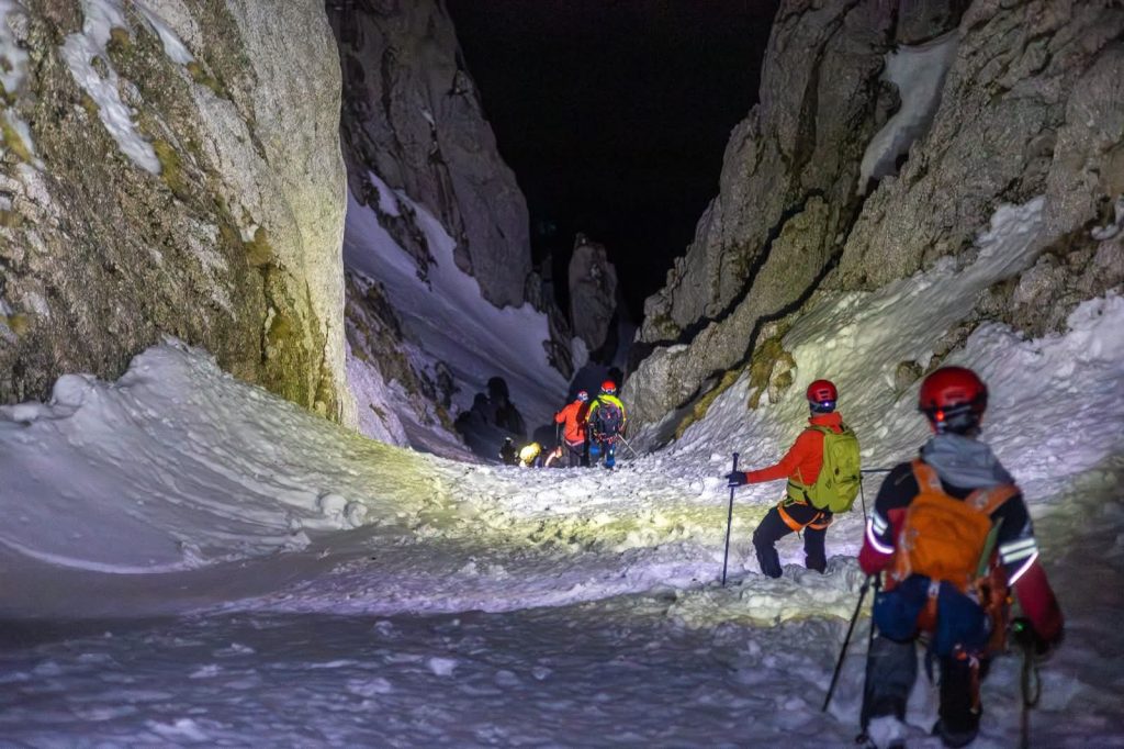 Noapte grea în Piatra Craiului: Salvamontiștii din Zărnești, în misiune dificilă