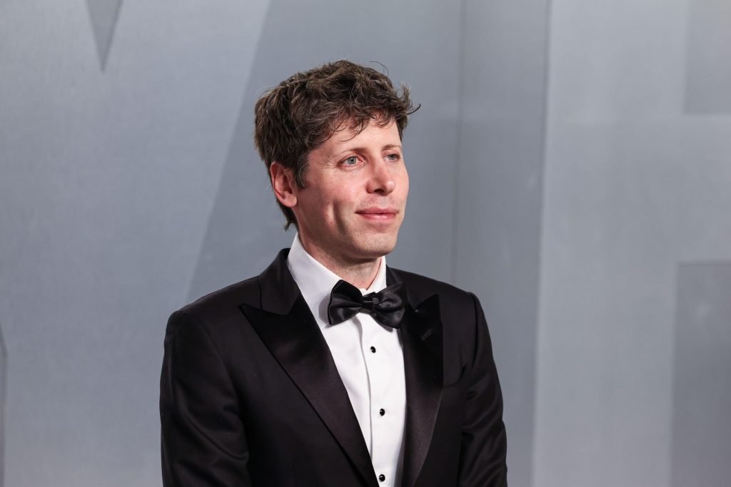 Sam Altman, liderul OpenAI, sub lupa scrutinului public Într-o industrie aflată în plină expansiune, cu promisiuni și riscuri uriașe, Sam Altman, CEO-ul OpenAI, se confruntă cu un val de critici și acuzații care pun sub semnul întrebării imaginea sa publică