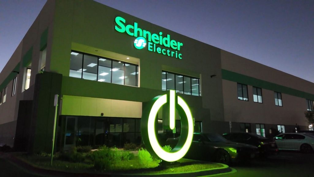 Schneider Electric pune accent pe inovație: Siguranța și eficiența în centrul strategiei Bucureștiul a găzduit recent evenimentul Innovation Day, organizat de Schneider Electric, un eveniment axat pe prezentarea soluțiilor tehnologice pentru modernizarea infrastructurii energetice