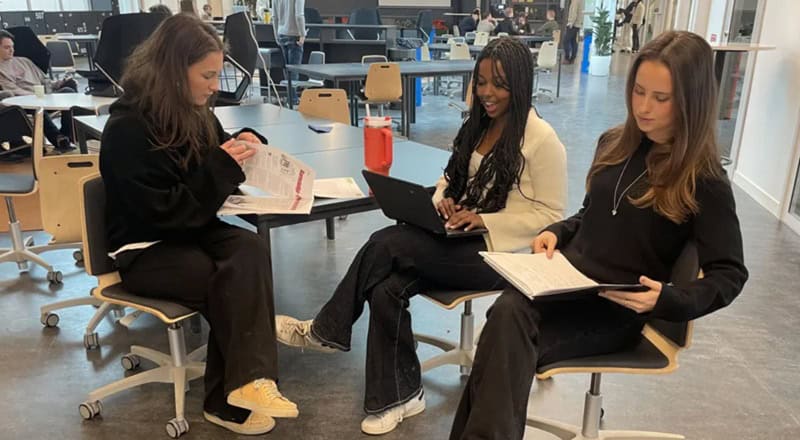 Suedia, școlile revin la manuale: Scrisul de mână salvează alfabetizarea?