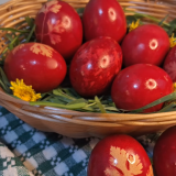 Cum vopsești ouăle de Paște ca la bunica: Trucuri cu ceapă și sfeclă