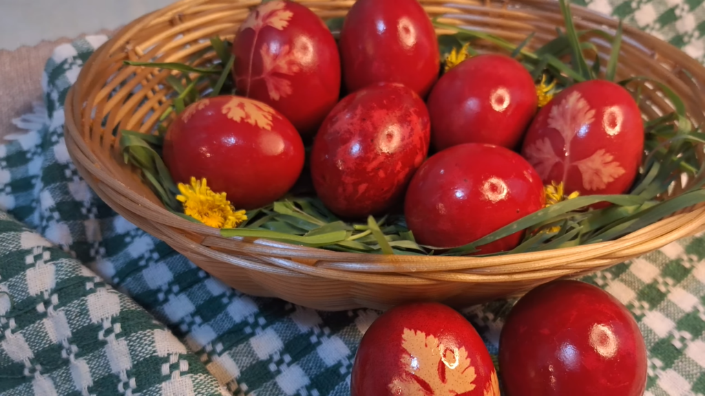 Ouăle vopsite de Paște: Metode tradiționale și trucuri pentru culori vibrante Paștele se apropie cu pași repezi, iar pregătirile pentru această sărbătoare includ, printre altele, vopsirea ouălor