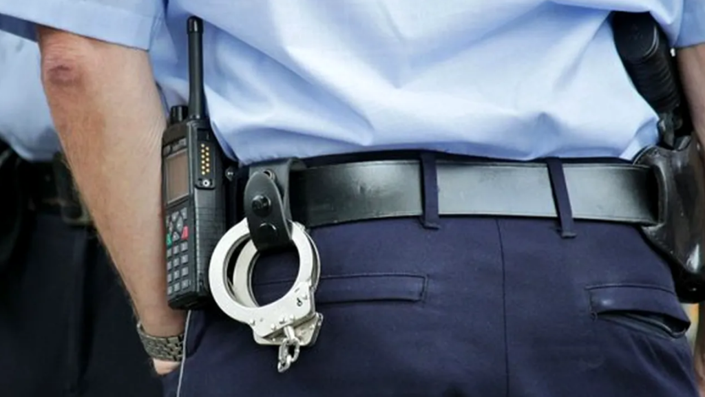 Vrânceanca în stare de șoc: A lovit un polițist cu o piatră