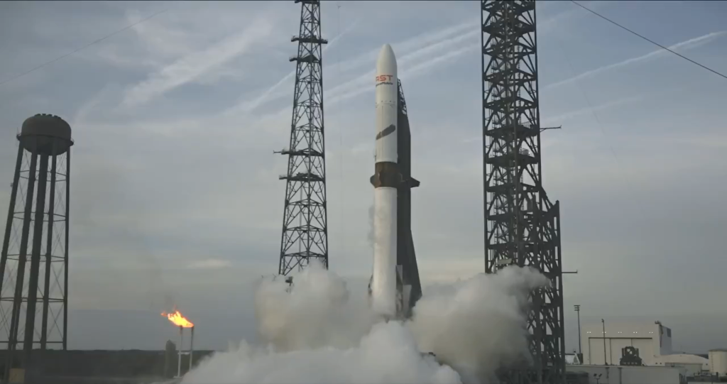 Blue Origin calcă pe urmele SpaceX: Aterizare reușită pentru racheta New Glenn