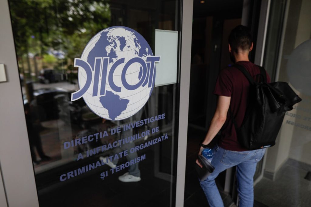 Ucraineni trimiși în judecată după atacul cu dispozitive incendiare asupra unei firme de curierat din București București – Doi cetățeni ucraineni, acuzați că au plasat dispozitive incendiare la sediul unei firme de curierat internațional din București, în octombrie 2025, au fost trimiși în judecată de către procurorii Direcției de Investigare a Infracțiunilor de Criminalitate Organizată și Terorism (DIICOT)