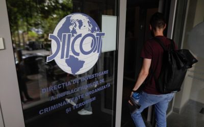 Ucraineni trimiși în judecată după atacul cu dispozitive incendiare asupra unei firme de curierat din București București – Doi cetățeni ucraineni, acuzați că au plasat dispozitive incendiare la sediul unei firme de curierat internațional din București, în octombrie 2025, au fost trimiși în judecată de către procurorii Direcției de Investigare a Infracțiunilor de Criminalitate Organizată și Terorism (DIICOT)