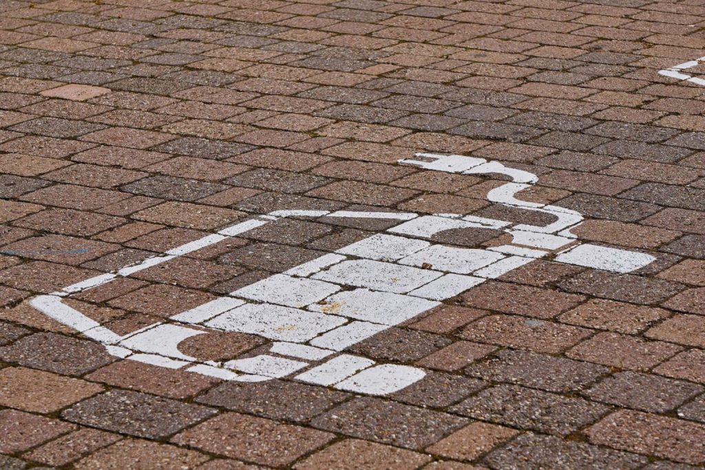 Drive-thru la încărcare rapidă: Giganți își unesc forțele pentru mașinile electrice
