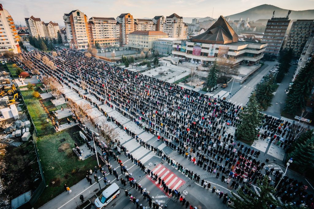 Mii de credincioși s-au adunat în centrul orașului Miercurea Ciuc, duminica de Paște, pentru tradiționala binecuvântare a bucatelor