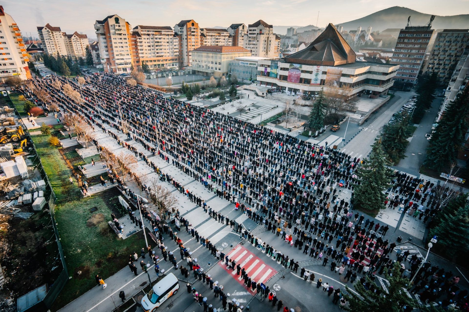 Mii de credincioși s-au adunat în centrul orașului Miercurea Ciuc, duminica de Paște, pentru tradiționala binecuvântare a bucatelor