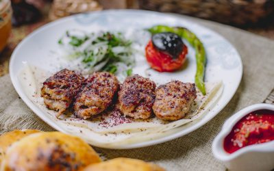 Deliciu culinar: Chiftele la cuptor cu cartofi și sos ladolemono, Rapid și gustos!