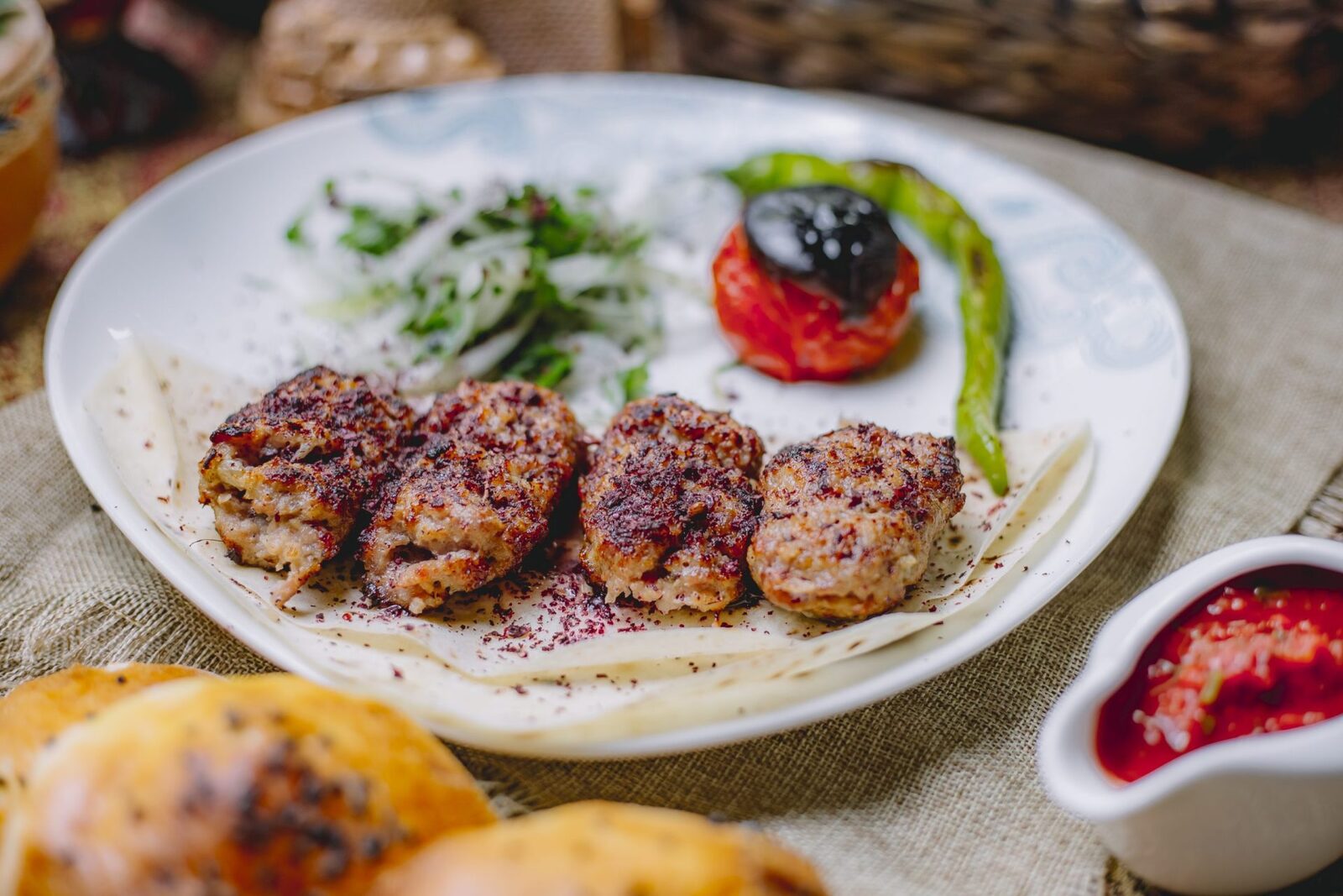 Deliciu culinar: Chiftele la cuptor cu cartofi și sos ladolemono, Rapid și gustos!