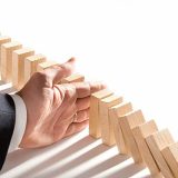 Ce fac oamenii deștepți în criză: 10 strategii care te salvează